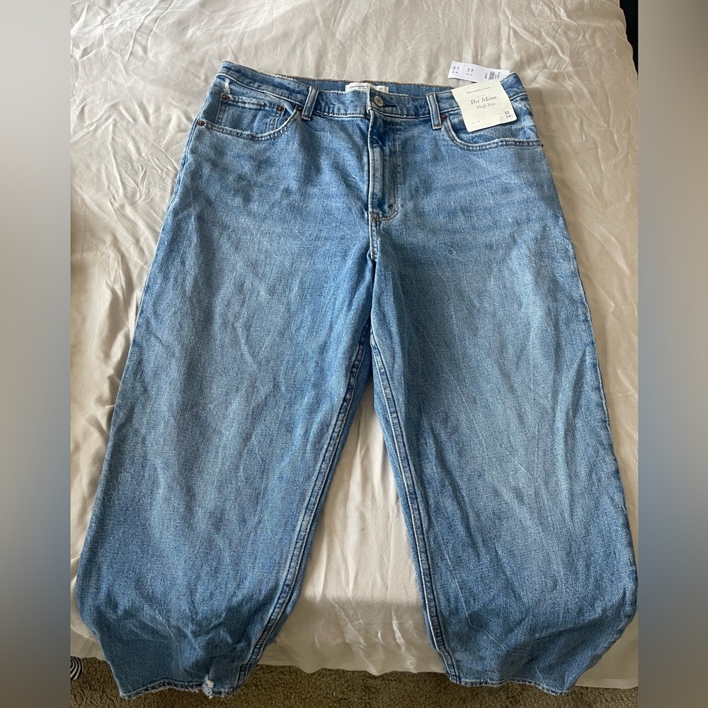 THE MOM HIGH RISE ABERCROMBIE JEANS